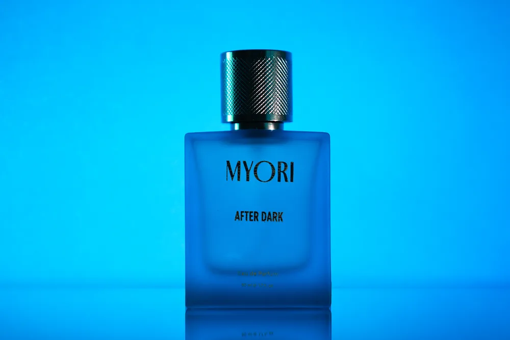 MYORI After Dark — mavi buzlu cam şişe, tırtıklı metal kapak