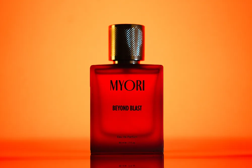 MYORI Beyond Blast — kırmızı buzlu cam şişe, tırtıklı metal kapak