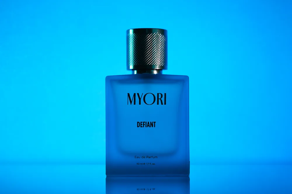 MYORI Defiant — mavi buzlu cam şişe, tırtıklı metal kapak