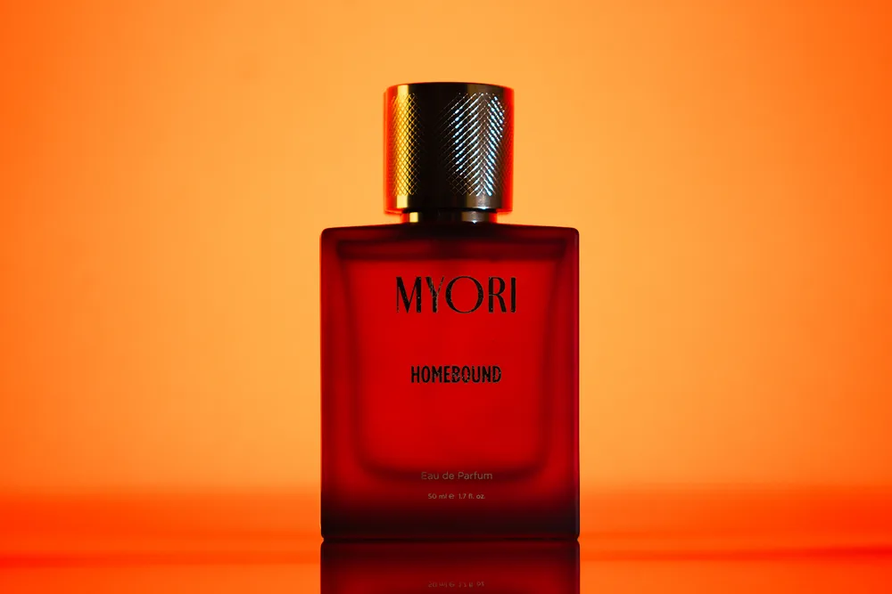 MYORI Homebound — kırmızı buzlu cam şişe, tırtıklı metal kapak