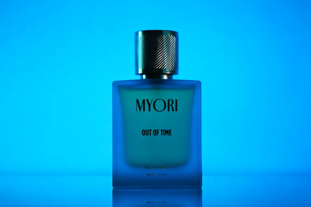 MYORI Out of Time — mavi buzlu cam şişe, tırtıklı metal kapak