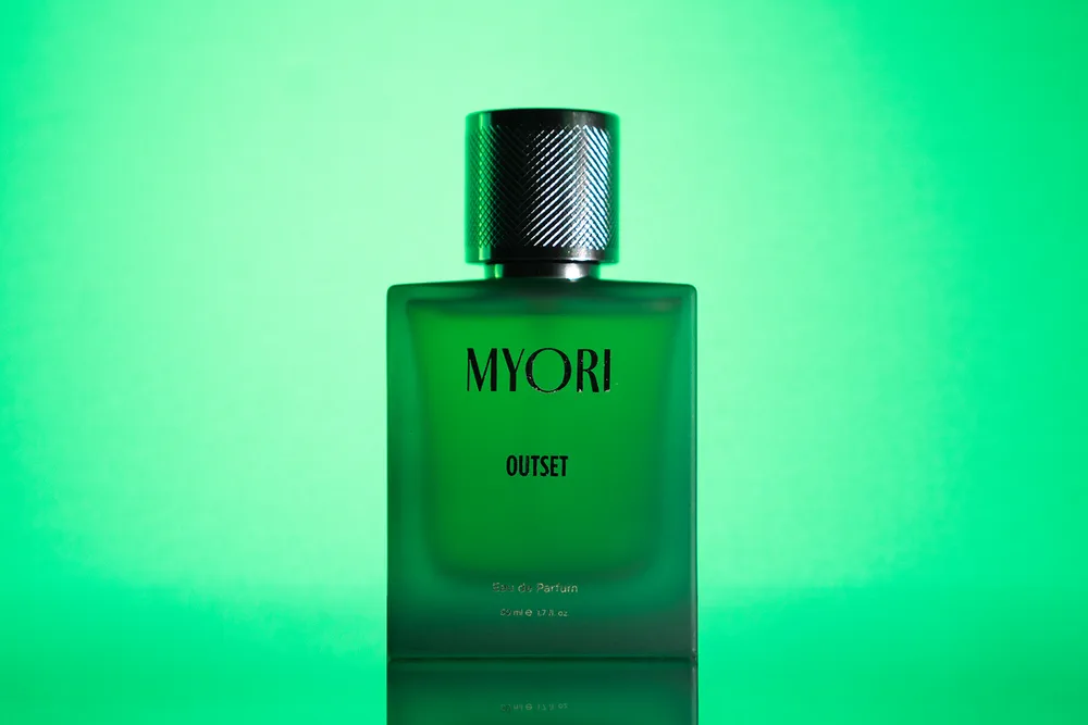 MYORI Outset — yeşil buzlu cam şişe, tırtıklı metal kapak