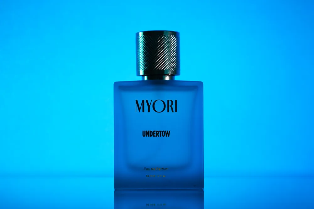 MYORI Undertow — mavi buzlu cam şişe, tırtıklı metal kapak