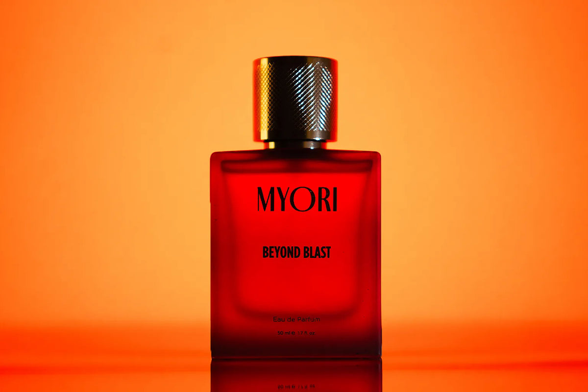MYORI Beyond Blast 50 ml parfüm şişesi, hibiskus ve gül ile ürün fotoğrafı