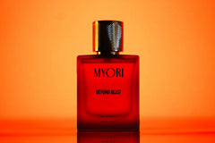 MYORI Beyond Blast 50 ml parfüm şişesi, hibiskus ve gül ile ürün fotoğrafı