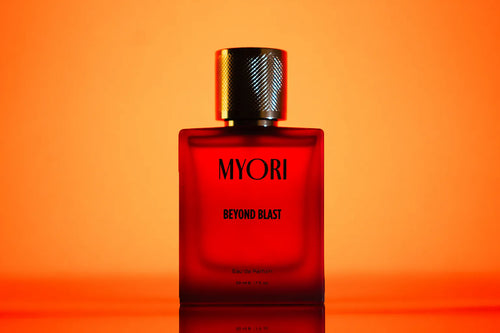 MYORI Beyond Blast 50 ml parfüm şişesi, hibiskus ve gül ile ürün fotoğrafı