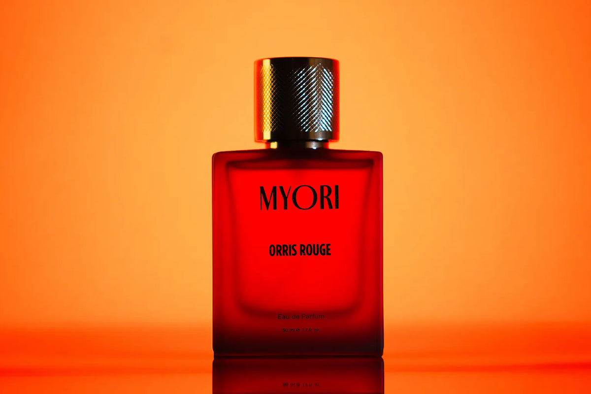MYORI Orris Rouge 50 ml parfüm şişesi, menekşe ve çiçekler ile ürün fotoğrafı