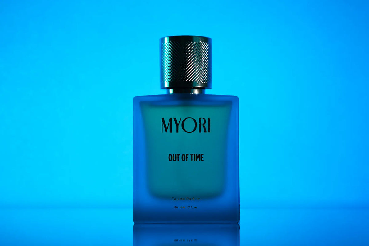MYORI Out of Time 50 ml parfüm şişesi, narenciye ve beyaz çiçeklerle ürün fotoğrafı