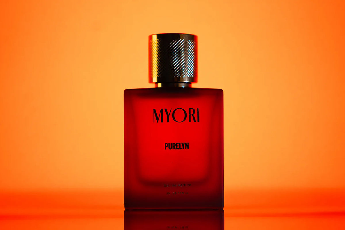 MYORI Purelyn 50 ml parfüm şişesi, yeşil bergamot ve beyaz çiçeklerle ürün fotoğrafı