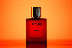 MYORI Purelyn 50 ml parfüm şişesi, yeşil bergamot ve beyaz çiçeklerle ürün fotoğrafı