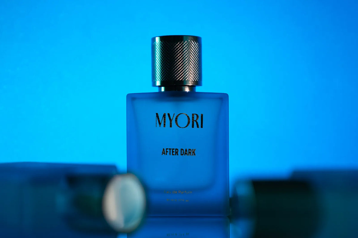 After Dark şişesi, önünde bulanık şişelerle